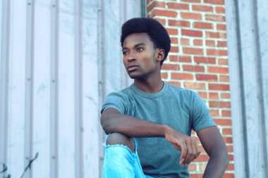 düşünceli genç adam dalgın düşünceler seyir içgözlem dışında oturan rahat 