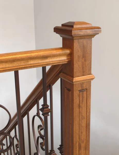 Escaleras de madera newel barandilla escalera hogar interior clásico estilo victoriano — Foto de Stock