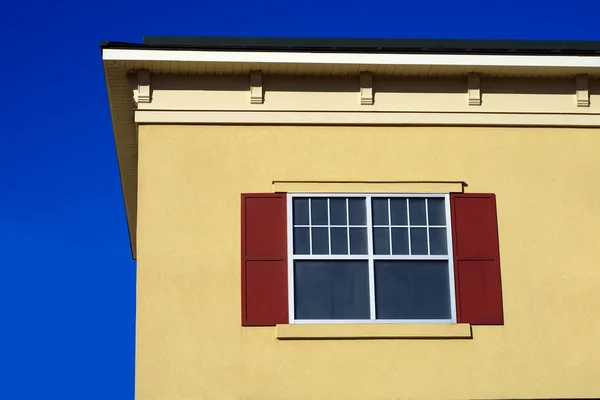 Ventana amarillo beige fachada techo cielo azul edificio de hormigón — Foto de Stock