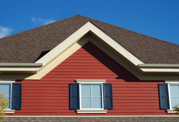 Ventanas casa techo piñón propiedad residencia casa alquiler fachada roja —  Fotos de Stock