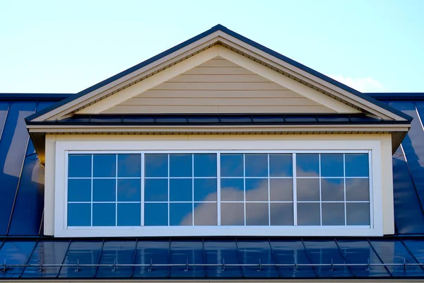 Casa ventana tragaluz techo casa arquitectura metal techado — Foto de Stock