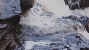 Şelale nehri taştan akarsu çağlayan kaya suyu doğayı sular.