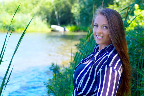 Jeune femme souriant dehors dans la nature rivière et forêt aventure — Photo