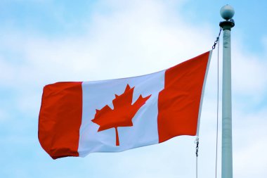 Kuzey Amerika Kanada bayrağı mavi gökyüzü Kanada vatanseverlik sembolü 