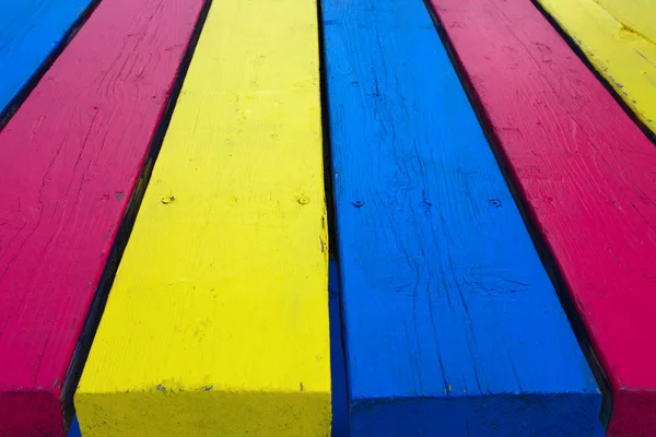 Rouge jaune bleu table de couleur planches de bois fond multicolore — Photo
