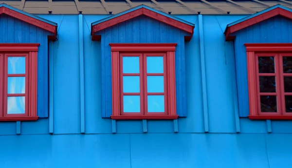 Casa Azul Fachada Tragaluz Ventanas Arquitectura Tradicional — Foto de Stock