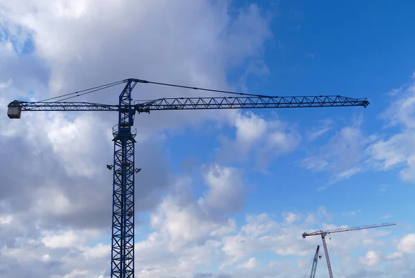 Budowa Dwóch Dźwigów Podnośniku Niebieskiego Nieba — Zdjęcie stockowe