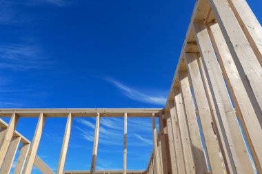 İnşaat iskeleti ahşap kirişler duvar yapısı