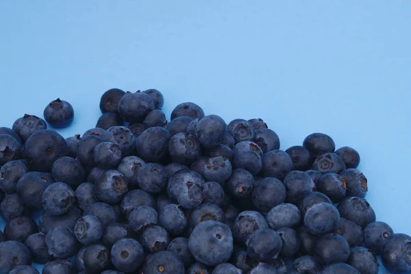 Mavi Arka Planda Yabanmersini Taze Organik Meyve — Stok fotoğraf