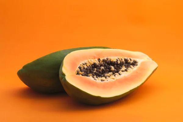 Papaya Jumbo Sobre Fondo Naranja Rodajas Frutas Tropicales Con Semillas —  Fotos de Stock