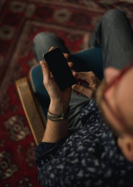 Evde telefon kullanan bir adam..