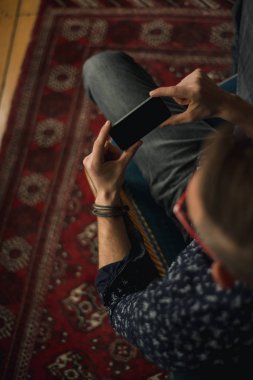 Evde telefon kullanan bir adam..