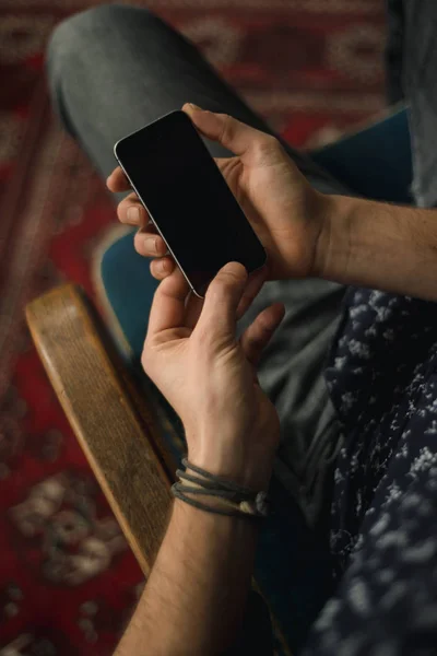 Homem usando telefone em casa. — Fotografia de Stock