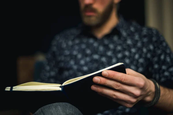 Hombre leyendo un libro — Foto de Stock