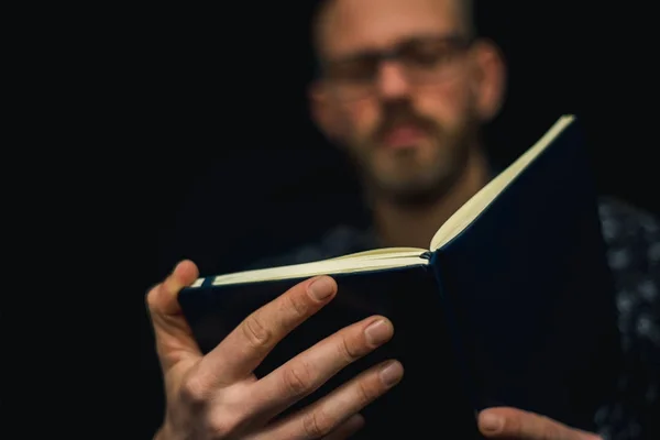 Hombre leyendo un libro — Foto de Stock