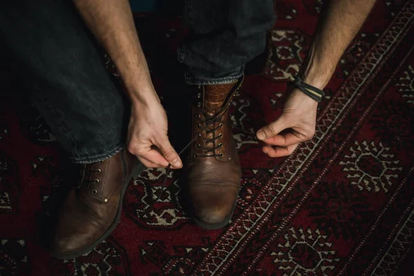 Hombre atando sus botas . — Foto de Stock