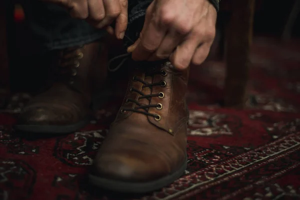 Homem amarrando suas botas . — Fotografia de Stock