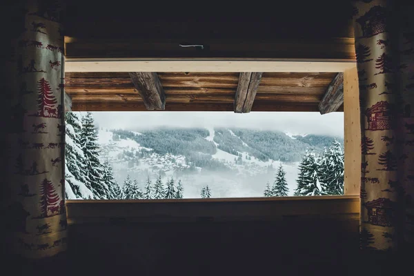 Cabaña con vistas a los Alpes franceses . — Foto de Stock
