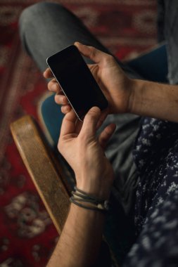 Mobil aygıt kullanan adam.