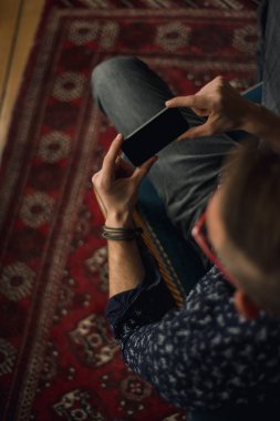 Evde telefon kullanan bir adam.. 