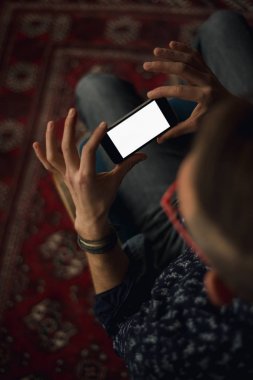 Mobil aygıt kullanan adam.