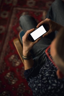 Evde telefon kullanan bir adam.. 