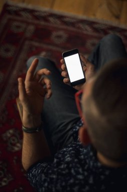 Mobil aygıt kullanan adam.