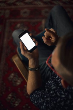 Mobil aygıt kullanan adam.