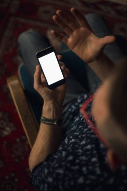 Mobil aygıt kullanan adam.