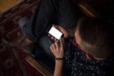 Mobil aygıt kullanan adam.