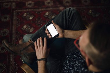 Evde telefon kullanan bir adam.. 