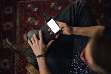 Mobil aygıt kullanan adam.