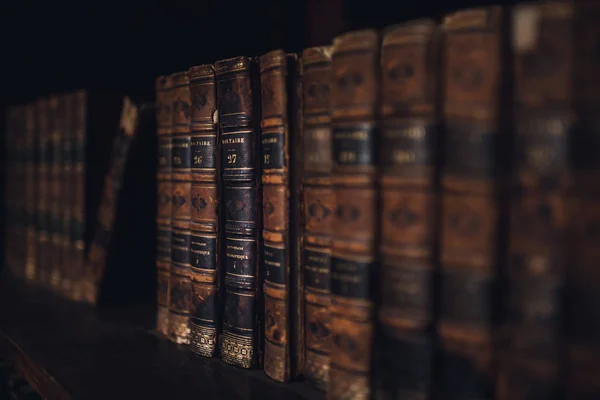 Старі старовинні книги — стокове фото