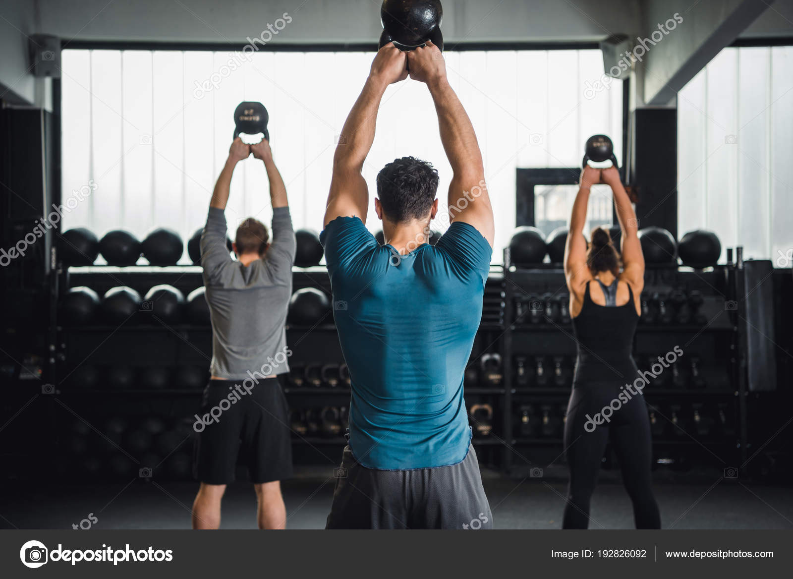 Функциональный тренинг для женщин. Work out management. Девушка в хорошей физической форме. Умный фитнес. Фитнес пара на фоне тренажеров.