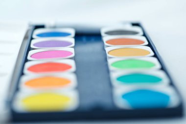 Taze, temiz, kullanılmayan suluboya paleti yakın çekim.