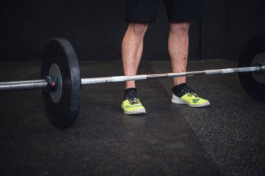 Ağırlık kaldırarak uygun spor cross