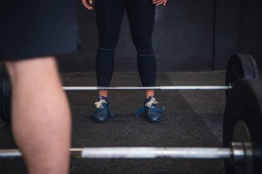 Ağırlık kaldırarak uygun spor cross