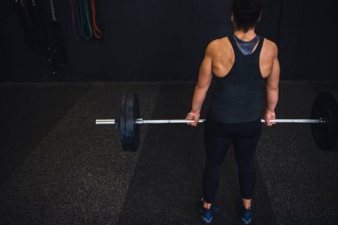 Ağırlık kaldırarak uygun spor cross