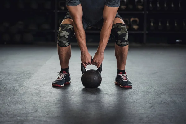 Ember Aki Megragadta Kettle Bell Cross Fitt Edzőterem — Stock Fotó