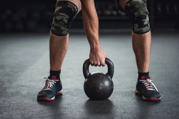 Ember Aki Megragadta Kettle Bell Cross Fitt Edzőterem — Stock Fotó