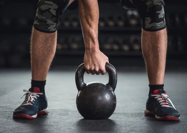 Ember Aki Megragadta Kettle Bell Cross Fitt Edzőterem — Stock Fotó