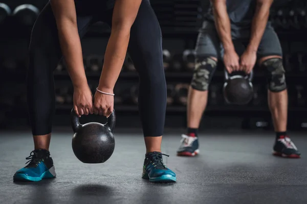 Su ısıtıcısı çan ile egzersiz yaparak beden eğitimi dersi