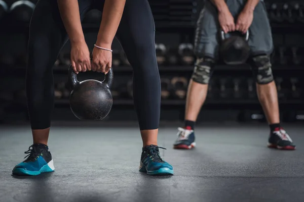 Su ısıtıcısı çan ile egzersiz yaparak beden eğitimi dersi