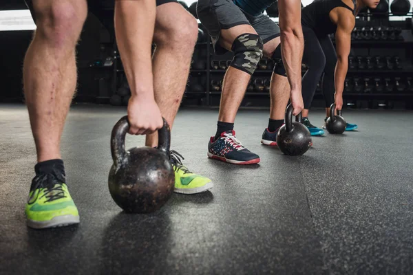 Su ısıtıcısı çan ile egzersiz yaparak beden eğitimi dersi