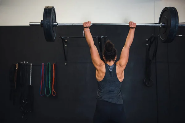 Ağırlık kaldırarak uygun spor cross