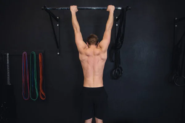 Gömleksiz kaslı adamın çekme spor salonunda işi var