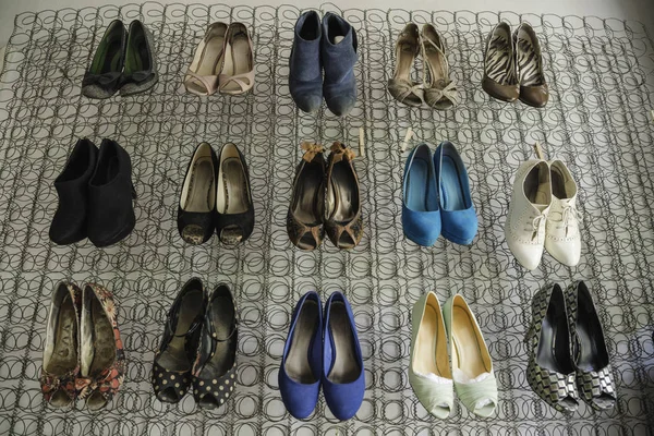 Zapatos Mujer Organizados Colgados Viejo Colchón Primavera Fotos De Stock