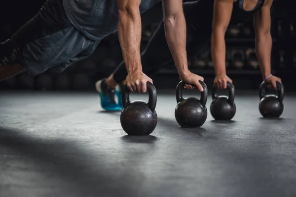 Clase Gimnasia Haciendo Push Con Campanas Hervidor Agua Imagen De Stock