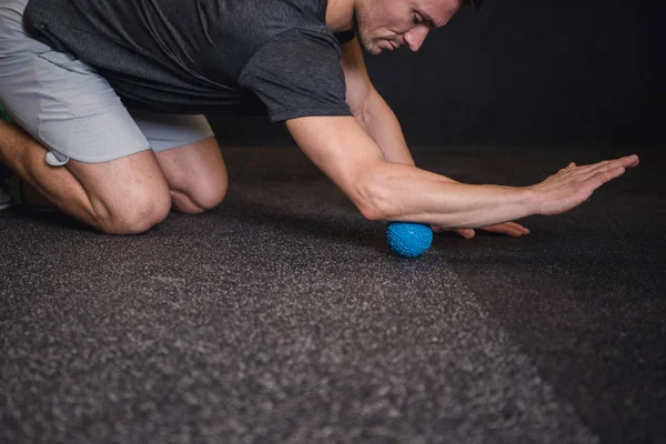 Hombre Usando Rodillo Espuma Suelo Gimnasio Fotos De Stock