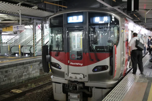 JR tren espera en el andén —  Fotos de Stock